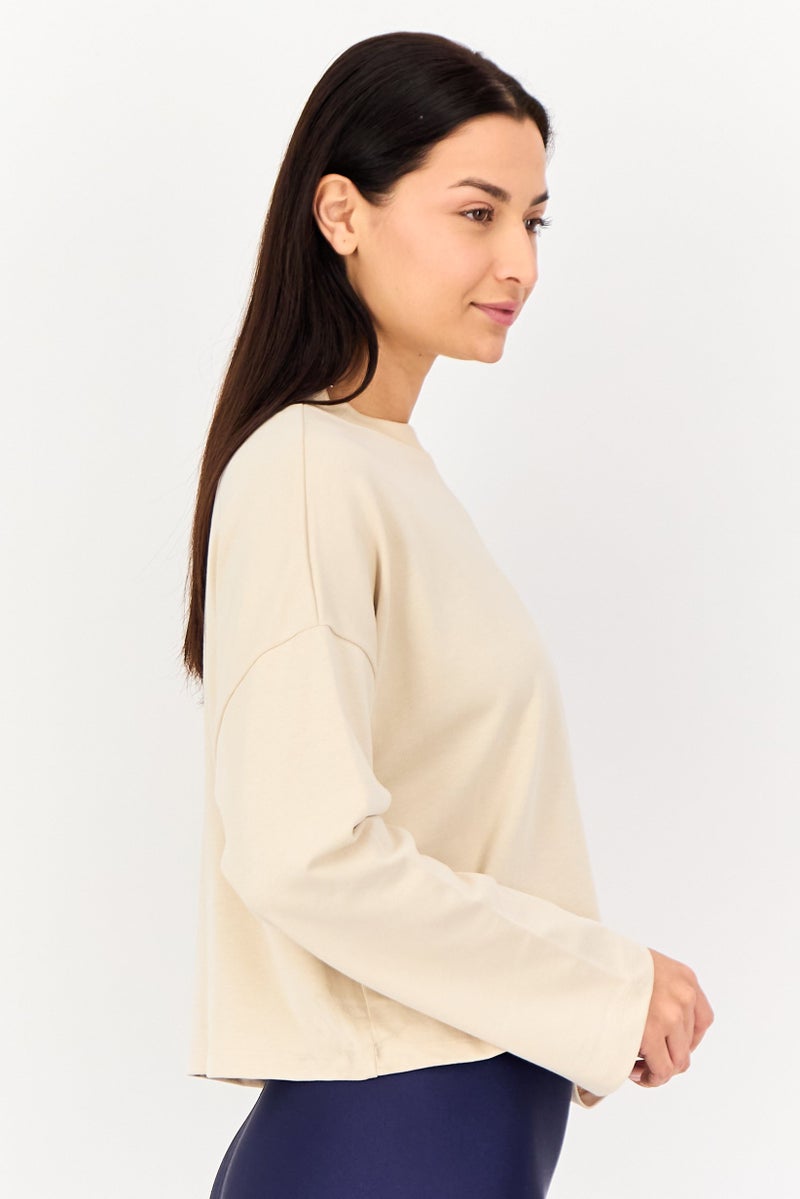 Nike بلوزة رياضية نسائية بأكمام طويلة مناسبة في الهواء الطلق، بيج - Image 2